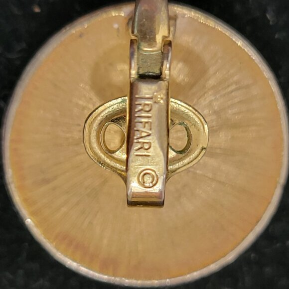 Vintage Trifari White Button Clip on Earrings - Picture 6 of 6